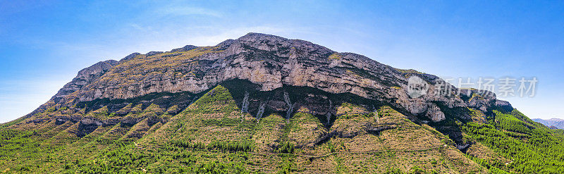 Denia Montgo山在阳光明媚的天空在西班牙阿利坎特